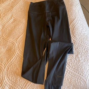 Women’s Nike running tights. XS. 3/4 length. Excellent condition, worn once.